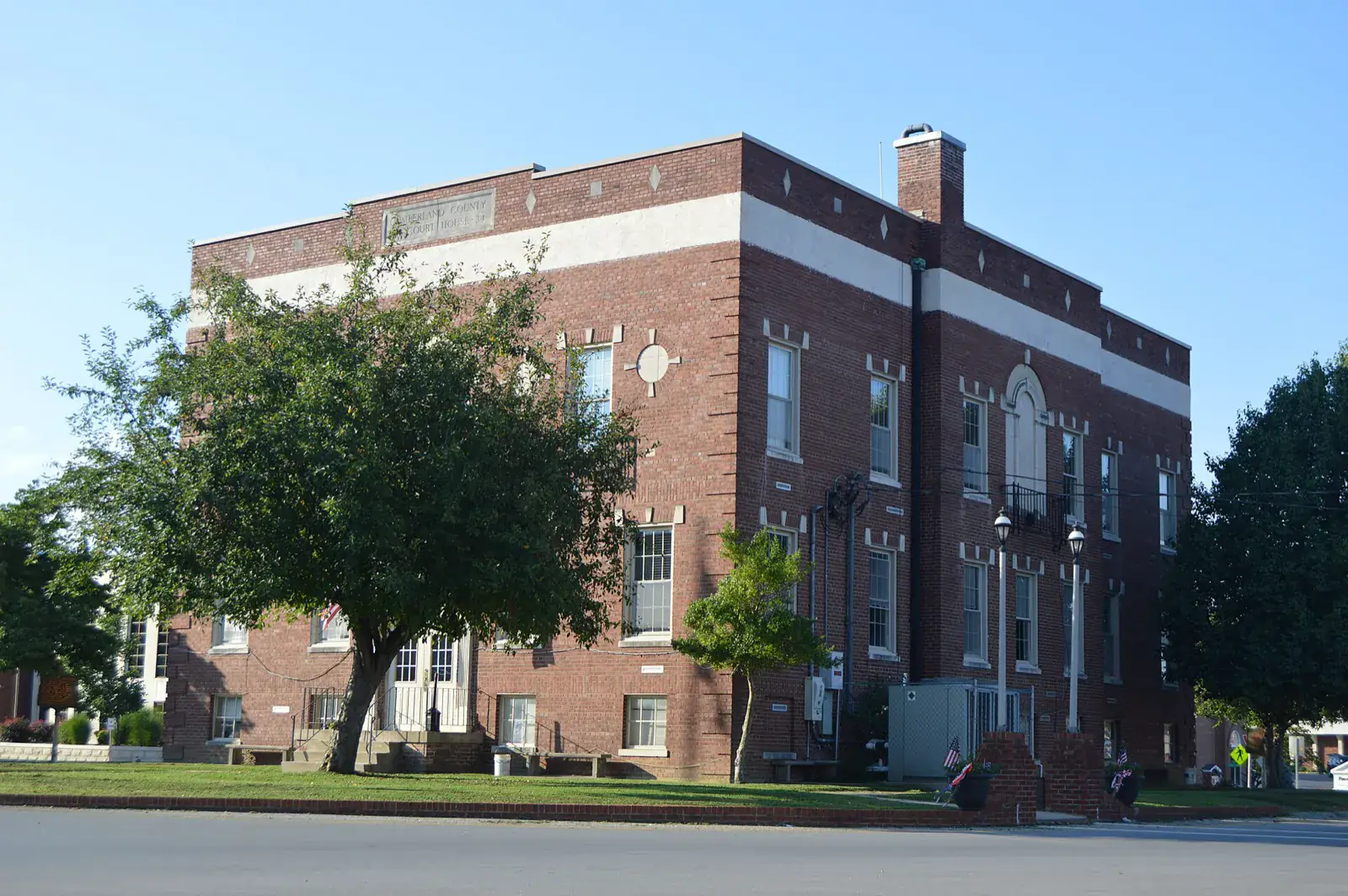 Sell mineral rights in Kentucky: the Cumberland County Courthouse on the square in Burkesville, Kentucky
