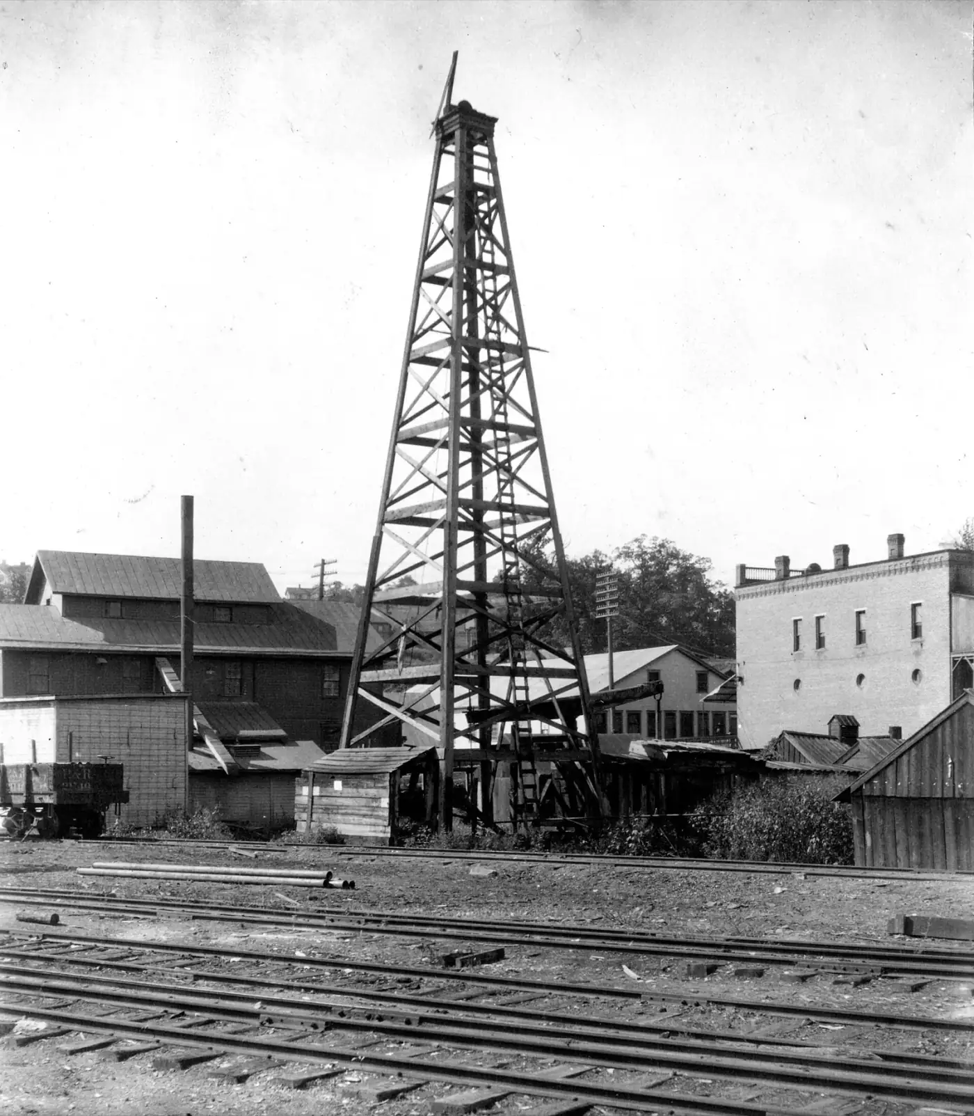 Sell mineral rights in Pennsylvania: the wooden derrick of the Gantz oil well beside rail tracks in Washington, Pennsylvania, in 1904